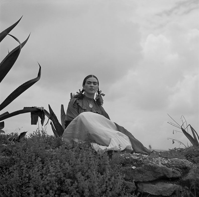Toni_Frissell_-_Frida_Kahlo,_seated_next_to_an_agave