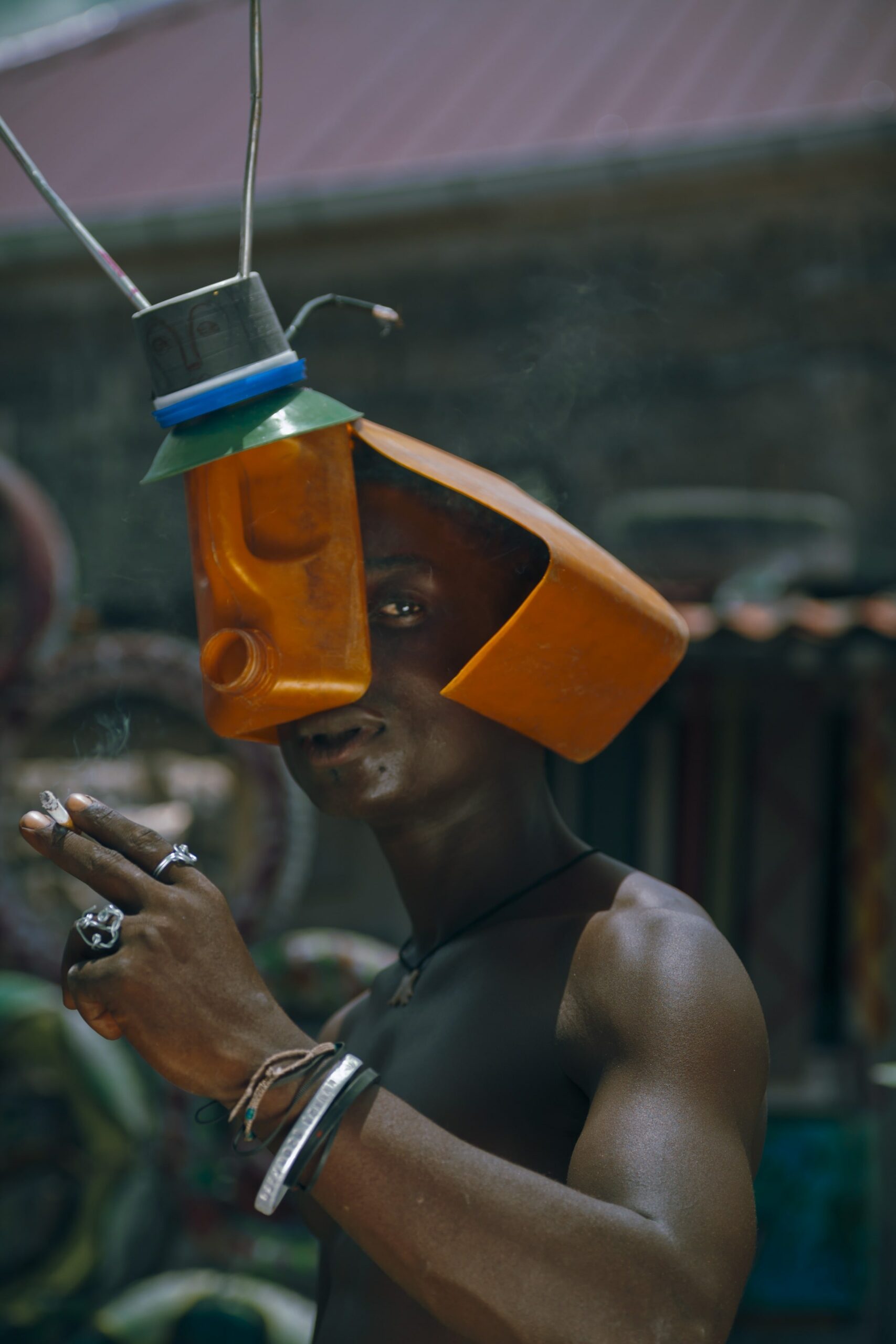 Kinshasa man wears mask made out of trash